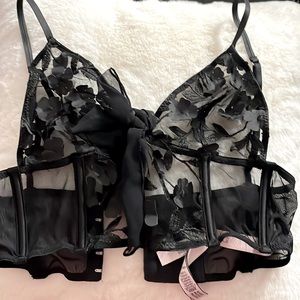 Cropped Lace Victoria Secret Bra w/ petals & cute Bow detail 🖤 ✨